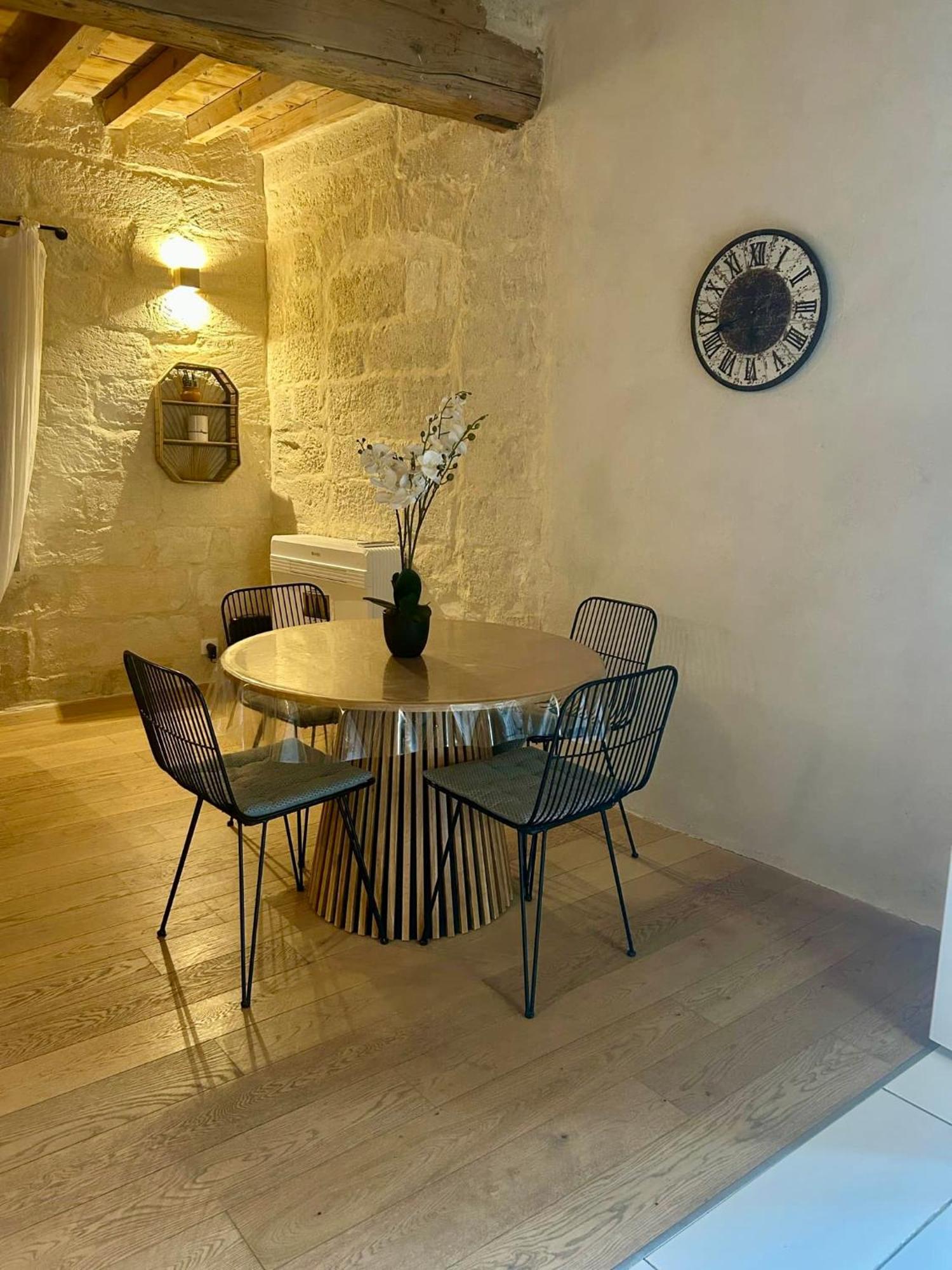 Centre Historique Et Ambiance Pittoresque Villeneuve-lès-Avignon Exteriér fotografie
